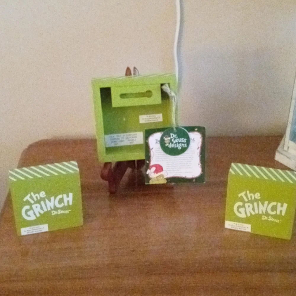 Grinch wood decor